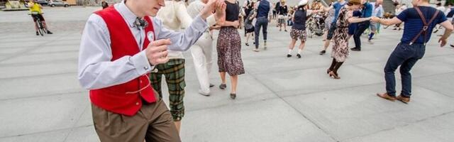 Танцевальные школы, обучающие взрослых, должны платить за музыку