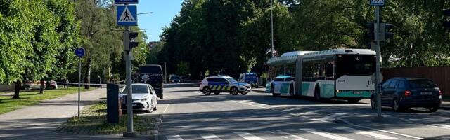 Пьяный мужчина на самокате врезался в автомобиль