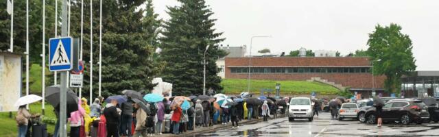 В Нарве снова очередь на границе — власти подумывают об установке скамеек
