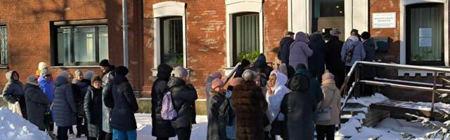 У нарвского ЗАГСа выстраиваются огромные очереди. Кому и для чего туда нужно идти?