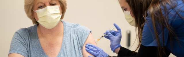 Власти США одобрили использование вакцины Pfizer. Трамп пообещал начать массовую вакцинацию в течение суток