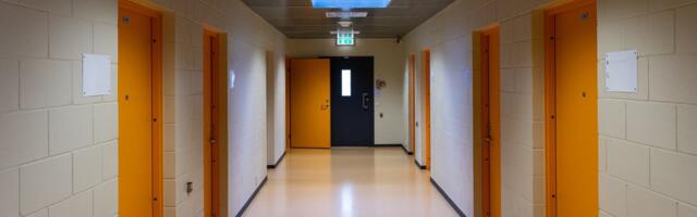 Трое заключенных избили сокамерника до состояния комы. Сотрудники тюрьмы отреагировали только утром