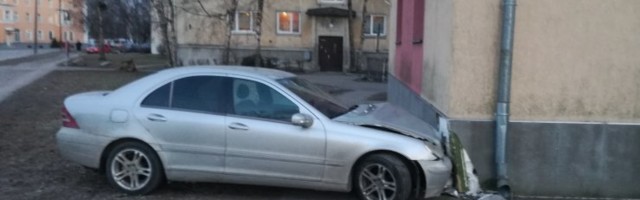 ФОТО | Пьяный водитель врезался в стену многоквартирного дома в Таллинне