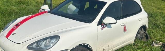 ФОТО | В Латвии задержали „свадебный кортеж“ с нелегалами: за рулем был гражданин Эстонии