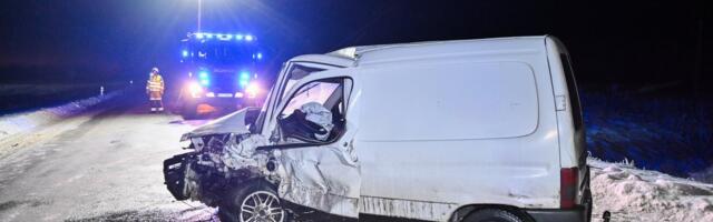 ФОТО и ВИДЕО | В Вильяндимаа в результате тяжелой аварии пострадал человек