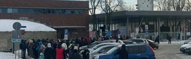 ФОТО и ВИДЕО | В преддверии госпраздника на границе в Нарве снова наблюдаются очереди