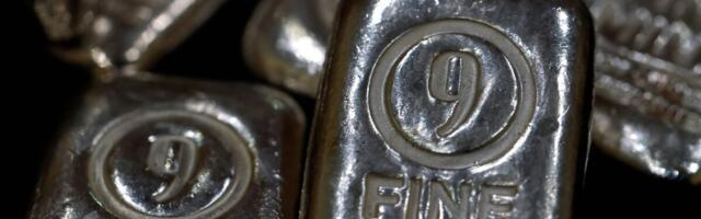 Цена на серебро обвалилась более чем на 30%