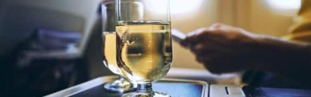 Выпить и не заплатить. Air Canada начала предлагать бесплатный алкоголь в экономклассе