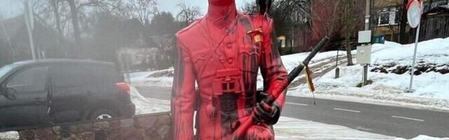 Три таллиннца получили тюремные сроки за осквернение памятника командиру партизан в Литве