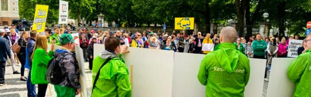 «Людей довели до воровства»: центристы провели митинг перед Рийгикогу
