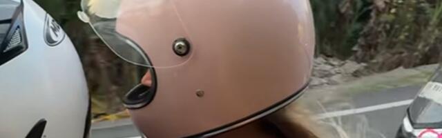 ВИДЕО | Келли Сильдару могла попасть на крупный штраф: мчится на скутере с доской для серфинга и телефоном в руках