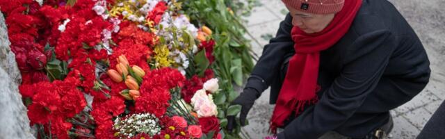 ФОТО | В Таллинне 9 мая у Бронзового солдата прошло мирно. Десятки полицейских охраняли прилегающую территорию