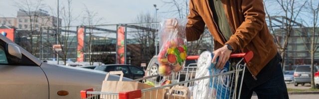 Полные магазины и забитые стоянки: жители Латвии бросились за недоступными на выходных товарами
