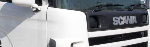 Накренившийся при торможении прицеп задел проезжавший по встречной полосе автомобиль