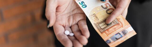 Прокуратура обвиняет группу из шести человек в обращении с особо крупным количеством сильнодействующих наркотиков