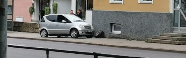 В центре Нарвы автомобиль развернуло на 180 градусов, но в полицейские сводки ДТП не попало