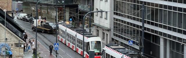 ВИДЕО | Неправильно припаркованная машина вновь помешала движению трамваев на Хобуяама