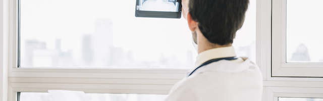 Доктор Попов: нагрузка на больницы начнет нарастать через неделю-полторы