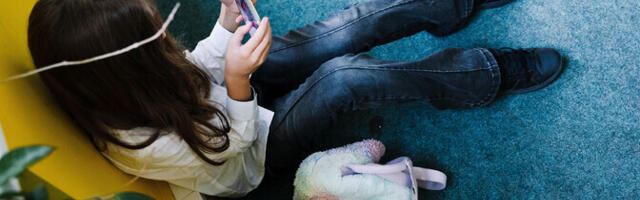 В школах Латвии запретят мобильные телефоны для учеников 1–9 классов