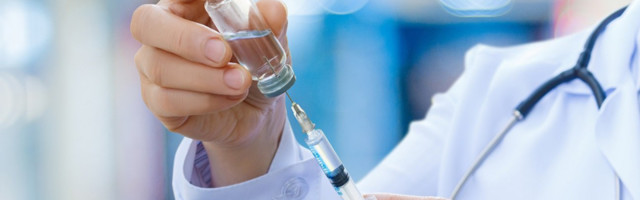 Приехавший с пожилым человеком посетитель  может пройти вакцинацию