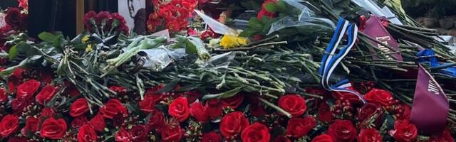 В Хельсинки подожгли скамью, установленную две недели в память о Навальном