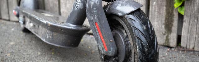 В Таллинне 14-летняя девочка на самокате попала в больницу после столкновения с автомобилем