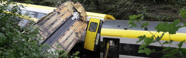 ФОТО | В Германии сошел с рельсов пассажирский поезд, есть жертвы