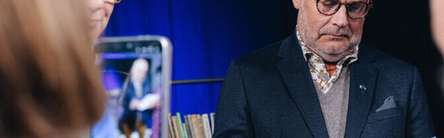 Карис провозгласил законы о карьерной модели учителей и о сборе отходов