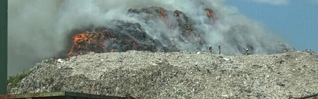 В Ида-Вирумаа продолжается контроль территории свалки Уйкала после пожара