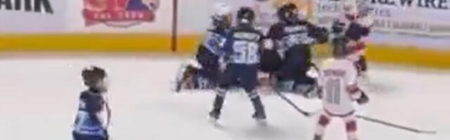 ВИДЕО | Массовая драка детей во время хоккейного матча взорвала соцсети — „Я никогда не видел ничего подобного“