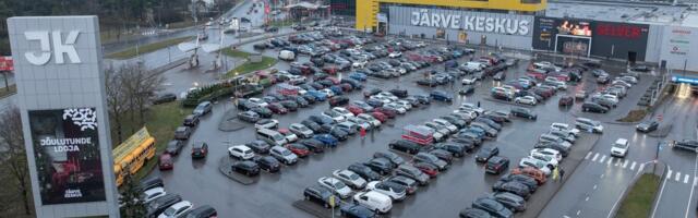 Молодежь залезла на крышу торгового центра Järve и не смогла спуститься без помощи спасателей