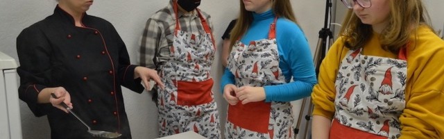 18.11.2020 мастер-класс по лепке домашних пельменей в ESN (foto Andrea Vettoretto)