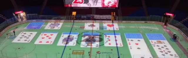 КУРЬЕЗ ГОДА | Работник ледовой арены раскладывал пасьянс во время матча НХЛ