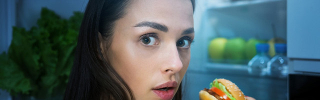 Диетолог: есть перед сном не так уж и вредно