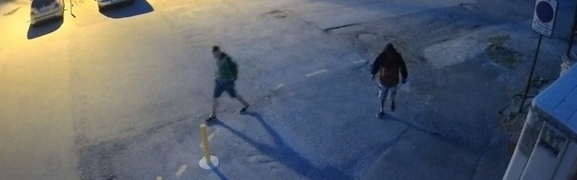 ВИДЕО: Полиция продолжает искать мужчин, спаливших в Нарве в прошлом году автомобиль, стоимостью 16 000 евро