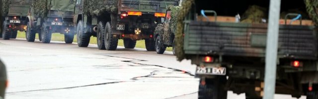 Двух эстонских срочников зажало между грузовиками. Водитель хотел похвастаться своими умениями