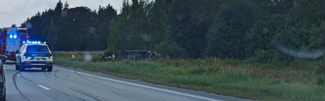 ФОТО | На шоссе Таллинн-Нарва пьяный водитель грузовика врезался в легковушку: пять человек в больнице