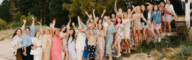 ФОТО: #БАБЬЕУТРО теперь проходит и в Нарве — 30 красавиц в цветочных нарядах весело проводили лето