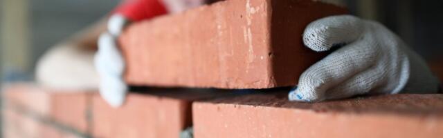 Būvniecībā nodarbinātajiem par virsstundu darbu no augusta maksās 50% no algas