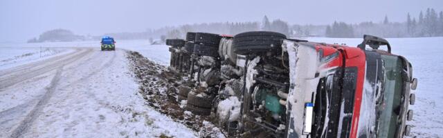 ФОТО | Фуру с прицепом вынесло с трассы, и она опрокинулась