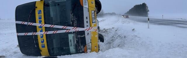 ФОТО: на шоссе Таллинн – Нарва съехал с дороги рейсовый автобус, направлявшийся в Петербург