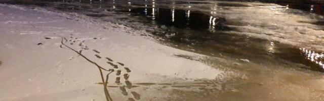 Выход на лёд Эмайыги стал опасным — город устанавливает предупреждения