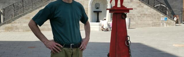 В Нарве установили позорный столб. Пока на три дня