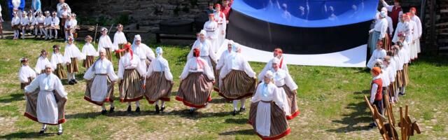 ФОТО | В Нарве День флага Эстонии отметили прохождением исторического квеста