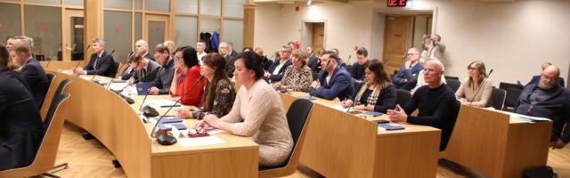 ФОТО И ВИДЕО | В Нарве началось первое заседание горсобрания: депутаты выбирают председателя