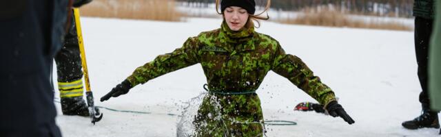 Выбраться из проруби, когда счет идет на минуты: на карьере Рийгикюла прошли экстремальные учения