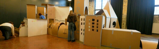 Посетителям фабрики открытий Proto предлагают построить лабиринт из картона