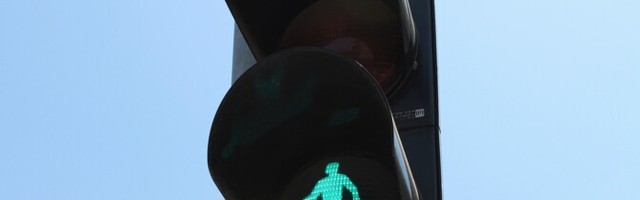 В Пыхья-Таллинне переходившая дорогу на зеленый свет женщина попала под машину