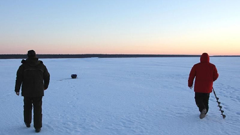 Выход на лед чудского запрет. Нарвское водохранилище зимой. Чудское озеро зимой. Чудское озеро выход на лед. Рыбалка на Чудском озере.