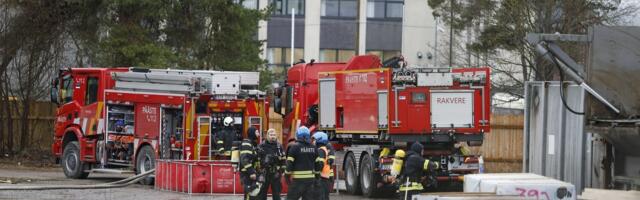 ФОТО и ВИДЕО | На деревообрабатывающем предприятии вспыхнул крупный пожар